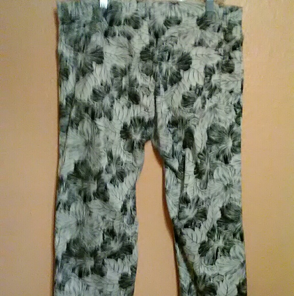 Polo Jeans Co black & white hibiscus print capris - Picture 2 of 3